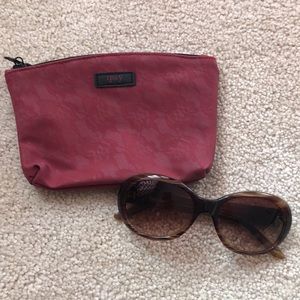 Cosmetic bag with sunglasses 🕶